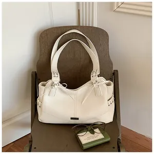 Sac cabas élégant en cuir PU blanc à grande capacité exposé sur une chaise en bois vintage