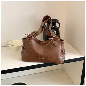 Grand sac cabas en similicuir marron avec détails de nœuds élégants et laçage décoratif