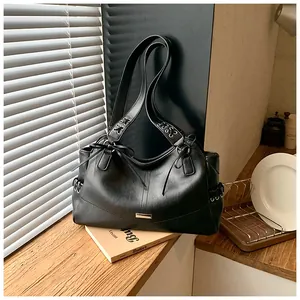 Grand sac cabas élégant en similicuir noir avec détails de laçage et nœuds décoratifs