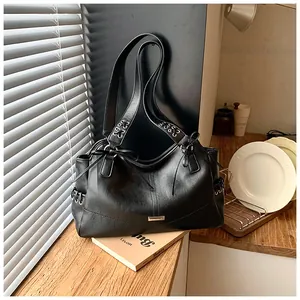Grand sac cabas en similicuir noir avec nœuds et détails de laçage sur les bretelles