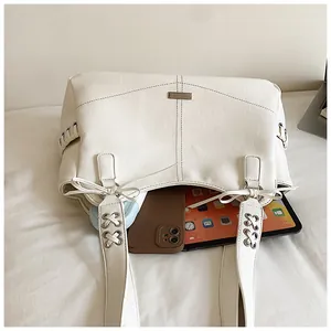 Grand sac cabas blanc en similicuir montrant l'espace intérieur pour une tablette