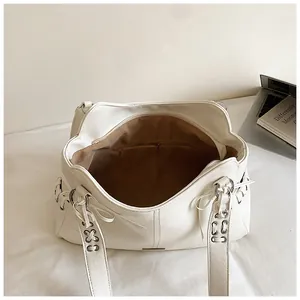 Vue intérieure d'un grand sac cabas en PU blanc avec détail de bandoulière lacée chic