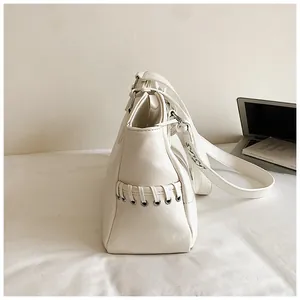 Détail latéral d'un grand sac cabas blanc en cuir PU avec œillets lacés