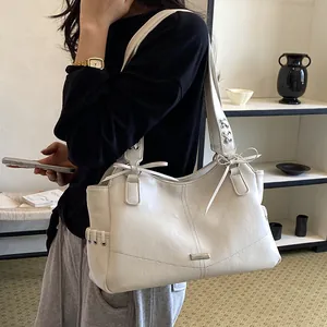 Élégant sac à bandoulière en cuir PU blanc avec nœuds, grande capacité, vue mannequin.