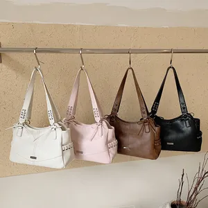 Lot de quatre grands sacs cabas élégants en cuir PU en blanc, rose, marron et noir