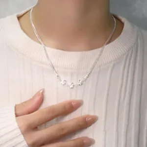 Collier élégant avec pendentif muguet, chaîne de clavicule au fini argenté pour femme.