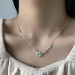 Collier élégant en argent avec pendentif muguet et jade vert porté par un mannequin