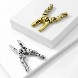 Vue détaillée des broches pinces à crâne créatives en or et argent