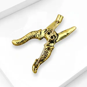 Vue détaillée de la broche pince dorée créative avec finition métallique texturée