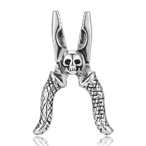 Broche unique en forme de pince avec détail de crâne de style gothique argenté