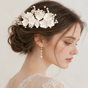 Peigne à cheveux de mariée avec fleurs en résine et perles sur un modèle