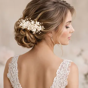Vue détaillée d'un peigne à cheveux de mariée avec fleurs en résine et perles sur un chignon