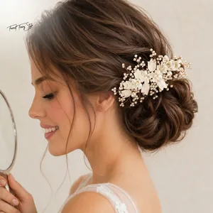 Peigne à Cheveux de Mariée Fait Main Fleur en Résine Blanche Imitation Künstliche Perle Fil en Alliage d'Or Coiffe Florale pour Mariage Fête Femme Bijoux de Cheveux