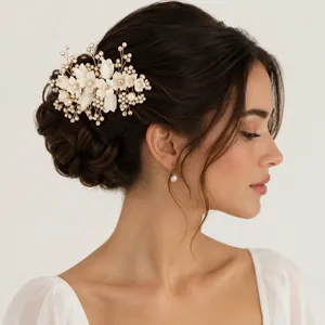 Peigne à cheveux de mariée fait main avec fleurs en résine blanche et perles élégantes.