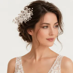 Peigne à cheveux de mariée élégant fait main avec fleurs en résine et perles