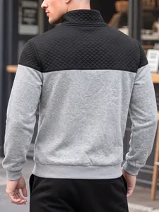 Vue arrière du sweat polo matelassé bicolore montrant les coutures texturées