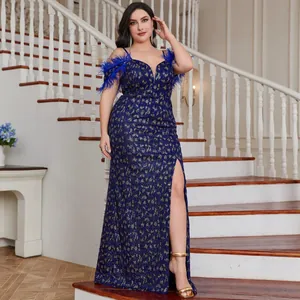 Élégante robe de soirée bleue grande taille avec plumes aux épaules et fente latérale