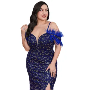 Robe de soirée grande taille bleu roi à paillettes avec plumes et fente latérale.