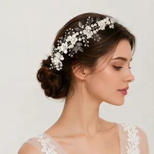 Gros plan d'un serre-tête de mariée élégant fait main avec fleurs et perles nacrées