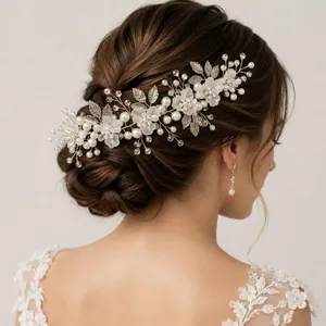 Gros plan sur un accessoire de cheveux de mariée fait main avec perles.