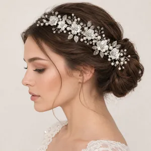 Bijou de tête de mariée fait main avec fleurs blanches et perles pour mariage et réceptions