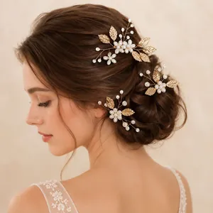 Exquisites Braut-Haarkamm-Set mit goldenen Blättern und Perlen in einer Hochzeitsfrisur