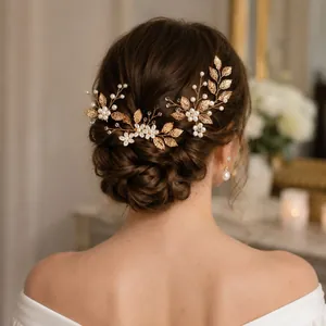 Elegantes Vintage-Brauthaarkamm-Set mit goldenen Blättern und zarten Perlenakzenten