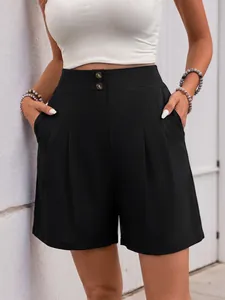 Detailansicht der schwarzen Shorts mit hoher Taille und dekorativen Knöpfen für Damen.