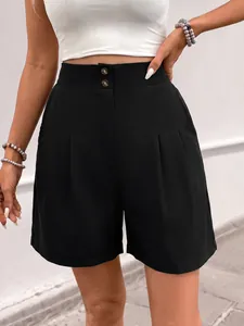 Detailansicht der schwarzen High-Waist-Shorts für Damen mit Zierknöpfen und Falten