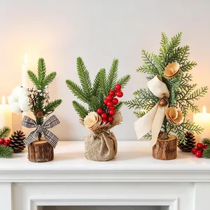 Set di 3 mini alberi di Natale con bacche rosse e aghi di pino per decorazioni festive