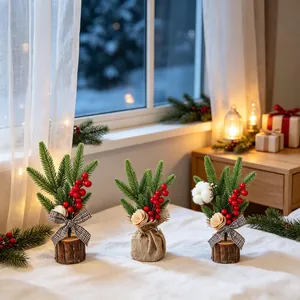 Set di tre mini alberi di Natale artificiali da 25 cm con bacche rosse per decoro tavola