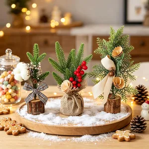Set di tre mini alberi di Natale da 25 cm con bacche rosse e ghiande decorative