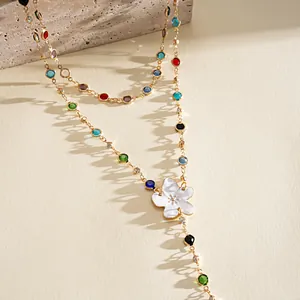 Collana dorata a strati con pietre colorate e ciondolo a fiore