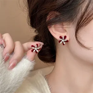 Elegante rode fluwelen bloem oorknopjes met een fonkelend sneeuwvlok kristallen hart voor dames