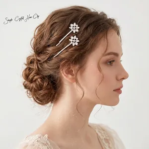 Vue détaillée de pinces à cheveux élégantes en strass fleur sur un modèle