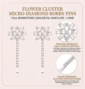Détail de barrettes à fleurs en strass étincelants avec serti à griffes précis