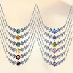 Primo piano di collane in argento 925 con moissanite rotonda colorata da 1ct a brillante
