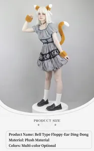 Detail van een handgemaakte pluche vossenoor hoofdband met bijpassende cosplay-accessoires