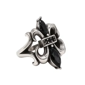 Vintage Gothic-Ring aus Titanstahl mit schwarzen Edelsteinen im Fleur-de-Lis-Design