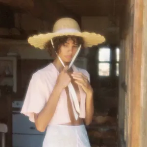 Chapeau de paille élégant à large bord avec plis coquille et ruban blanc pour l'été