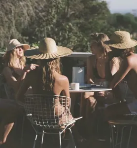 Vue détaillée d'un chapeau de paille à large bord pour femme avec plis coquillage élégants
