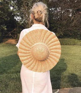 Vue arrière d'un chapeau de paille à larges bords avec plis coquillage porté par une femme