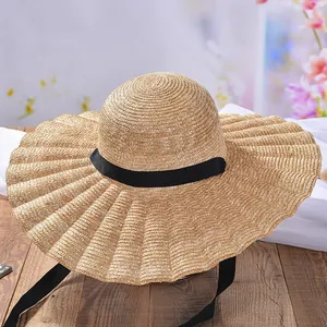 Vue détaillée chapeau de soleil en paille femme avec volants et ruban noir chic