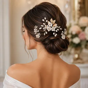 Détail d'un ensemble de coiffure de mariée avec fleurs en argile, perles et strass sur un chignon.