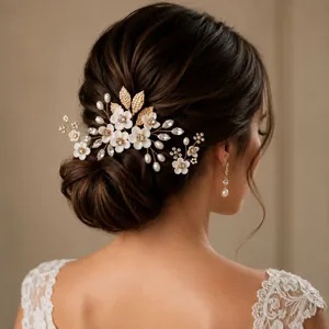 Épingle à cheveux de mariée élégante avec fleurs en argile, perles et strass chic