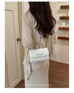 Elegante borsa trapuntata bianca con fiocco decorativo e catena dorata in stile retrò