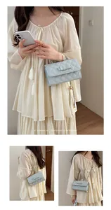 Vista dettagliata della borsa trapuntata azzurra con diverse opzioni di styling.