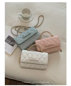 Mini borse trapuntate blu, rosa e bianche con fiocco e manici a catena