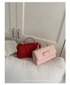 Borse a mano trapuntate con fiocco rosse e rosa con uno sfondo di libro vintage elegante