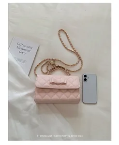 Elegante borsa a tracolla trapuntata rosa con dettaglio fiocco e cinturino a catena dorata